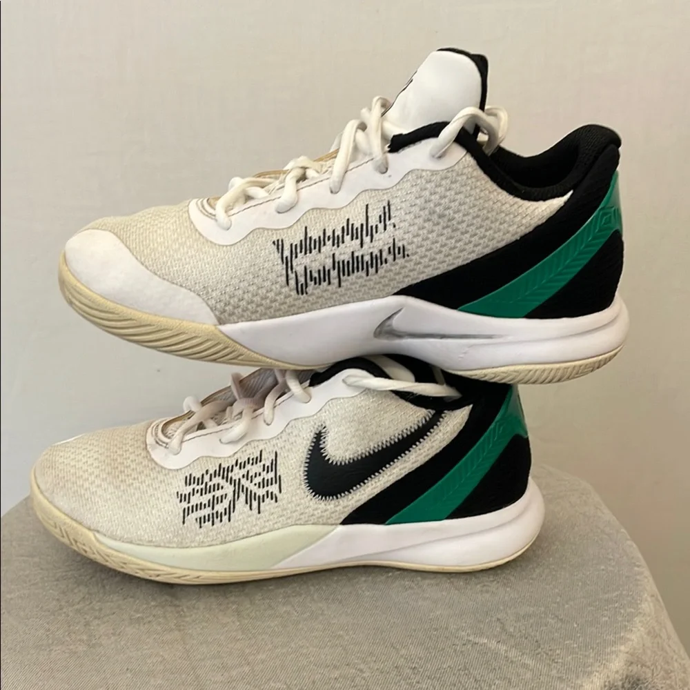 Nike Kyrie Flytrap Basketball Shoes Youth Size 3Y US –– White/Black/Green(D5)✨